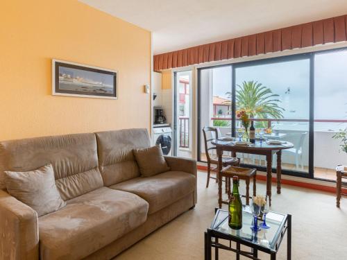 sala de estar con sofá y mesa en Apartment Les Hauts de Bordagain-3 by Interhome, en Socoa