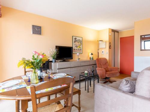 sala de estar con mesa y sofá en Apartment Les Hauts de Bordagain-3 by Interhome, en Socoa