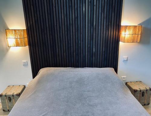 - une chambre dotée d'un grand lit avec deux lumières dans l'établissement CHEZ FIFI - studio 28m2 - hyper centre - wifi, à Cassis