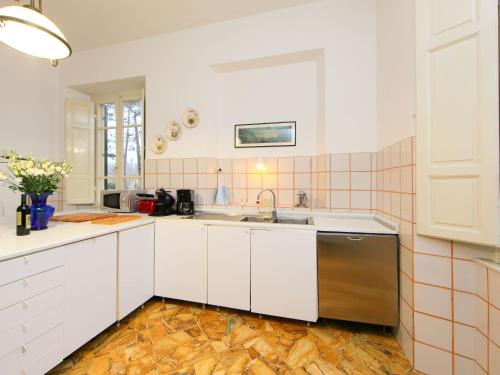 Η κουζίνα ή μικρή κουζίνα στο Villa Poggio Patrignone-1 by Interhome