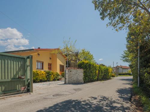 una casa su una strada sterrata vicino a una recinzione di Holiday Home Mauro by Interhome a Tonfano