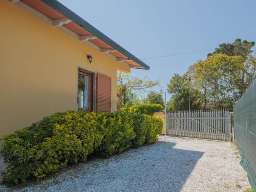 una casa con una recinzione e alcuni cespugli di Holiday Home Mauro by Interhome a Tonfano
