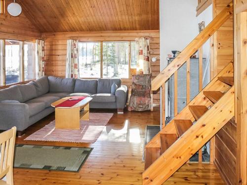 ein Wohnzimmer mit Sofa und Tisch in der Unterkunft Holiday Home Mäntyniemi by Interhome in Konnevesi