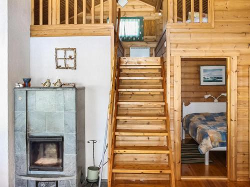 eine Treppe in einem winzigen Haus mit einem Bett in der Unterkunft Holiday Home Mäntyniemi by Interhome in Konnevesi