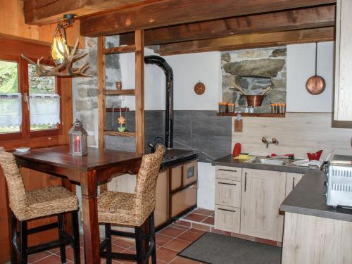 cocina con mesa de madera y fregadero en Holiday Home Rustico Fey by Interhome, en Malvaglia