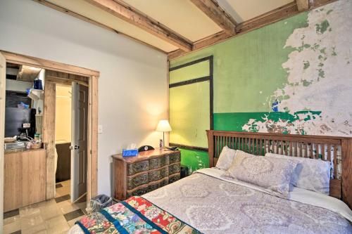 ein Schlafzimmer mit einem Bett und einer grünen Wand in der Unterkunft Unique Old Schoolhouse ATV Retreat in WV! 