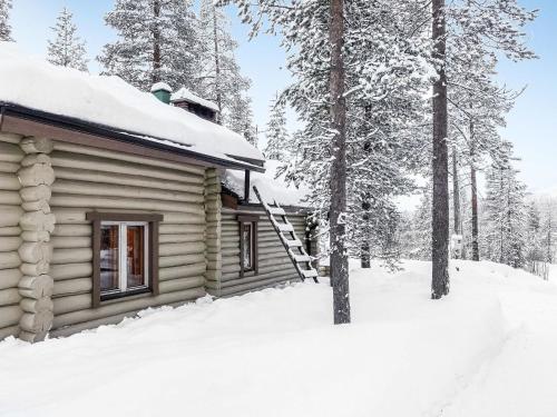 une cabane en rondins dans la neige dans l'établissement Holiday Home Saivontupa by Interhome, à Ylikyro