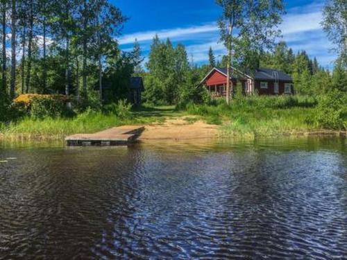 PetäjävesiにあるHoliday Home Riihiranta by Interhomeの水辺の家