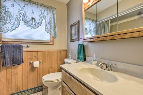 Et badeværelse på Cozy White Pine Home - 10 Mi to Porcupine Mtn