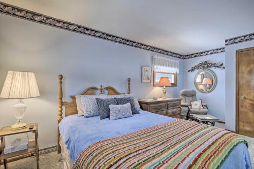 En eller flere senge i et værelse på Cozy White Pine Home - 10 Mi to Porcupine Mtn