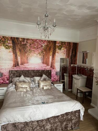 ニューキーにあるジャスミン ハウスのベッドルーム1室(壁に絵画が描かれた大型ベッド1台付)