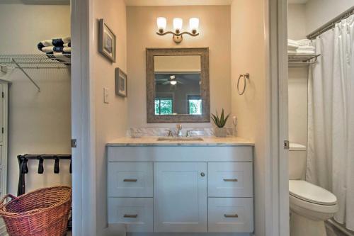 Ένα μπάνιο στο Sound of the Sea Oak Island Condo with Pools!