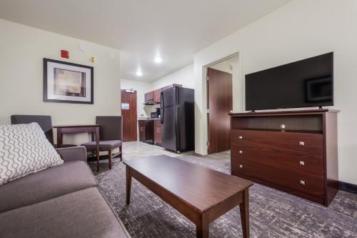 Μια τηλεόραση ή/και κέντρο ψυχαγωγίας στο Cobblestone Inn & Suites-Fremont