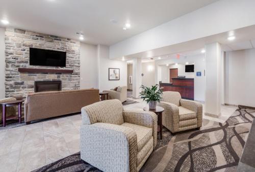 Μια τηλεόραση ή/και κέντρο ψυχαγωγίας στο Cobblestone Inn & Suites-Fremont