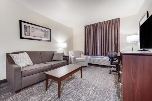 Μια τηλεόραση ή/και κέντρο ψυχαγωγίας στο Cobblestone Inn & Suites-Fremont