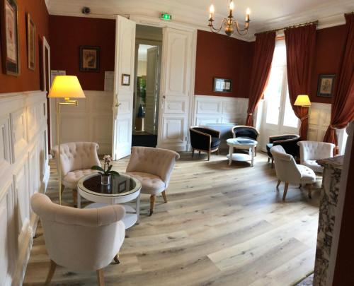 a living room with chairs and a table at Château Hôtel Edward 1er in Monpazier