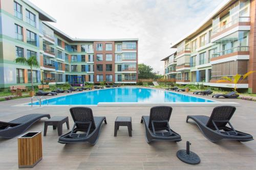 una imagen de una piscina en un complejo de apartamentos en Accra Luxury Apartments @ Pearl en Accra