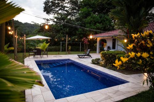 una piscina en un patio con una casa en Toucan Escape en Ojochal