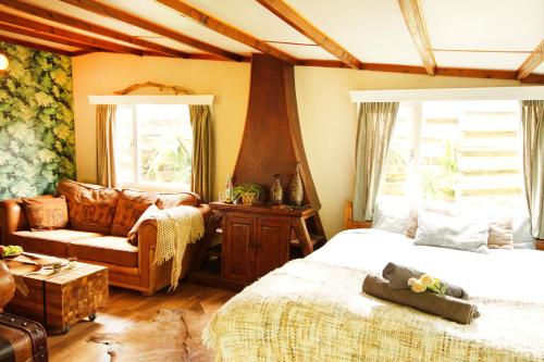 - une chambre avec deux lits et un canapé dans l'établissement Bamboo Lodge Groningen, à Groningue