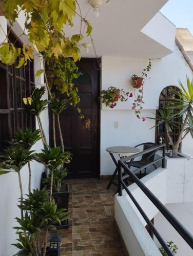 une chambre avec une table et des plantes devant une porte dans l'établissement Dormitorio Independiente, à Lima