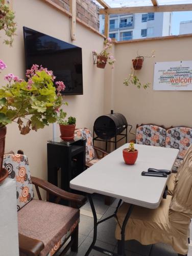 a room with a table and chairs and a tv at Dormitorio Independiente in Lima