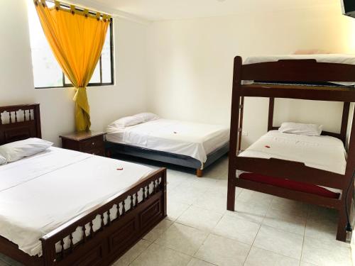 Hotel Oro Blanco في أتاكاميس: غرفة بسريرين بطابقين ونافذة