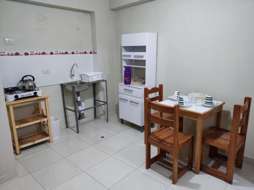 庫斯科的住宿－La casa de Chepita，厨房配有桌椅和冰箱。