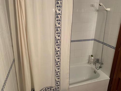 baño con cortina de ducha y bañera en Apartamento en Complejo Residencial con Parking, en Comillas
