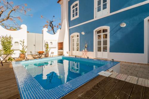 Bazén v ubytovaní La Maison Bleue Algarve alebo v jeho blízkosti