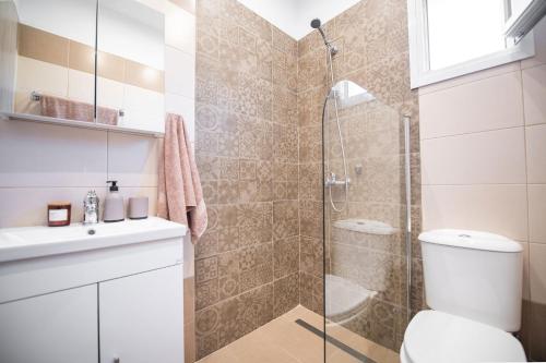 阿里拉斯的住宿－Ktima Arillas，带淋浴、卫生间和盥洗盆的浴室
