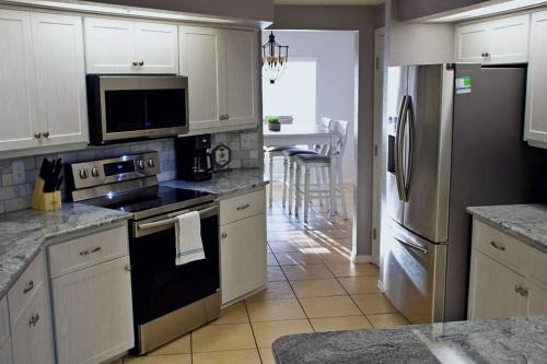 Dapur atau dapur kecil di Spacious 4-bedroom 2-bath Abode