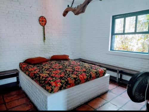 Tempat tidur dalam kamar di Hostel Terra das Tribos