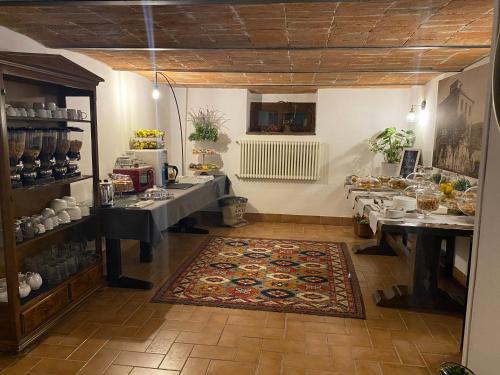 una cocina con 2 mesas y una alfombra en una habitación en B&B STAZIONE DON CAMILLO, en Brescello