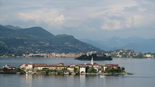a town on an island in a body of water at Golf Hotel Castelconturbia in Agrate Conturbia