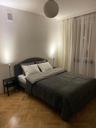 Posteľ alebo postele v izbe v ubytovaní Mieszkanie z duszą w sercu Jeżyc