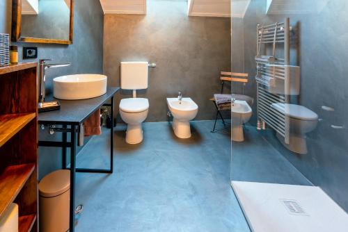 a bathroom with two toilets and a sink at Il Florino Maia in Merano
