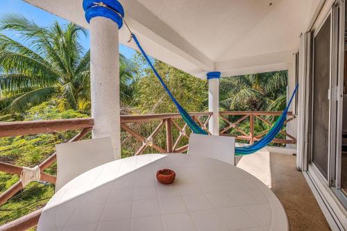 Un balcón o terraza en Private Pool With Stunning Views Of The Ocean The Ultimate Spot To Relax And Unwind