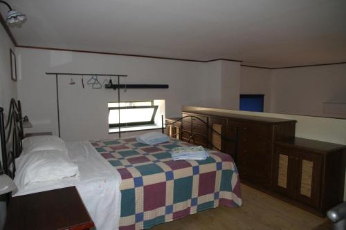 1 dormitorio con cama y ventana en PINNATA, en Canneto