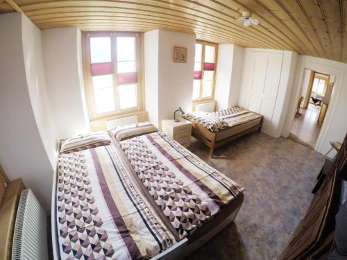 Tempat tidur dalam kamar di Gemütliche Ferienwohnung im Berner Oberland