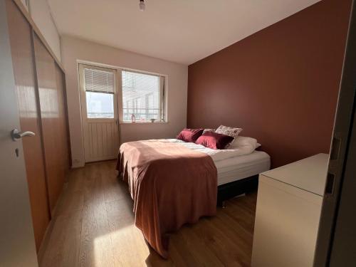 En eller flere senger på et rom på JM Homestay - A Cozy two bedroom apartment