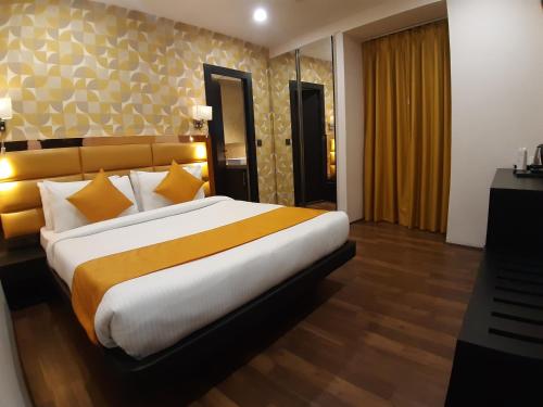 Postel nebo postele na pokoji v ubytování The Opus Kolkata - A Boutique Hotel