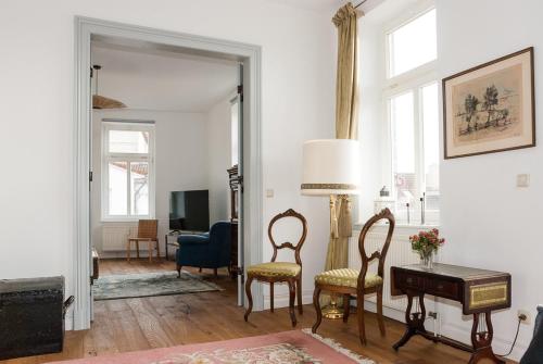 ザスニッツにあるFerienwohnung "Kleines Glück auf 100qm" - min 3 nights, max 5 persのリビングルーム(椅子2脚、テーブル、鏡付)