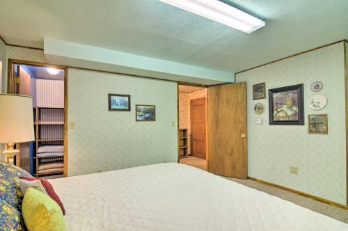 a bedroom with a large bed in a room at Bryce Canyon Area House with Mountain Views! in Tropic