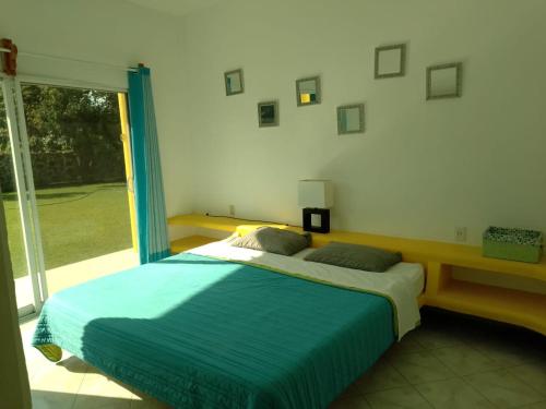 A bed or beds in a room at Residencia Jacarandas