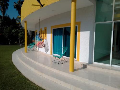 El edificio en el que está la casa vacacional
