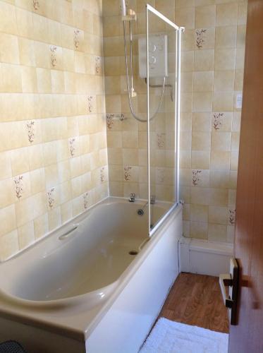 a bathroom with a bath tub and a shower at The Black Swan Hotel in Kelso