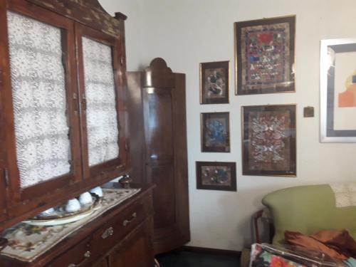 een kamer met een houten kast, een raam en een stoel bij RESIDENCE KORMORANO MALCESINE in Malcesine