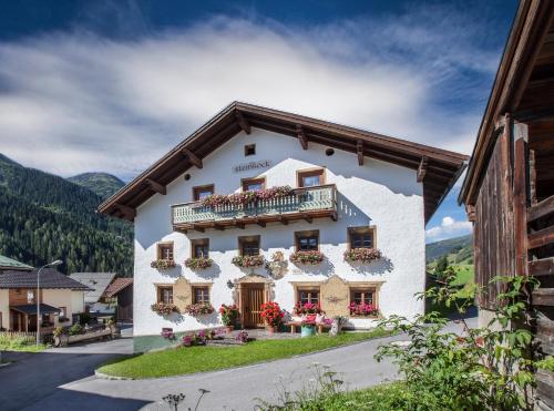 Afbeelding uit fotogalerij van Pension der Steinbock - das 300 Jahre alte Bauernhaus - TIROL in Sankt Anton am Arlberg