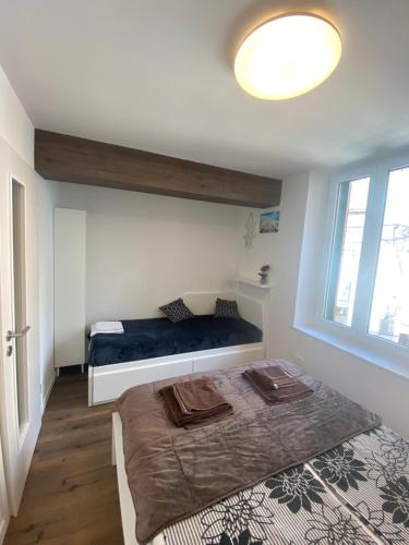 Postel nebo postele na pokoji v ubytování Jolly -Center Bright Apartment at Tartini Square