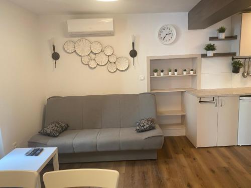 Kuchyň nebo kuchyňský kout v ubytování Jolly -Center Bright Apartment at Tartini Square